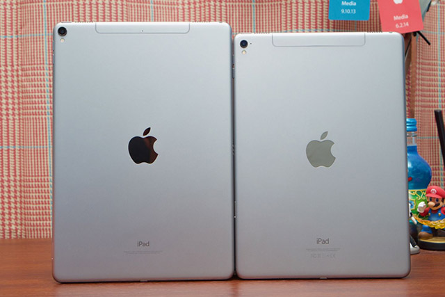 Kích thước 2 máy không khác biệt quá lớn (iPad Pro 10.5 inch bên trái, iPad Pro 9.7 inch bên phảii