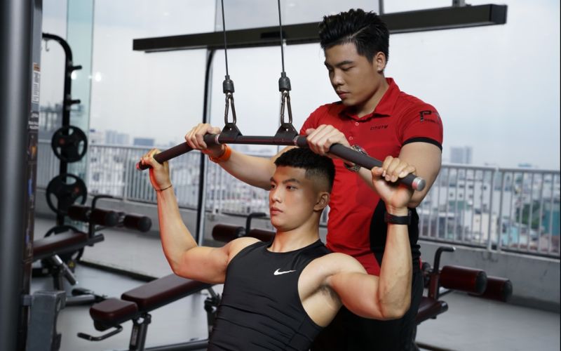 Công việc chính của PT gym là lên kế hoạch và hướng dẫn học viên luyện tập